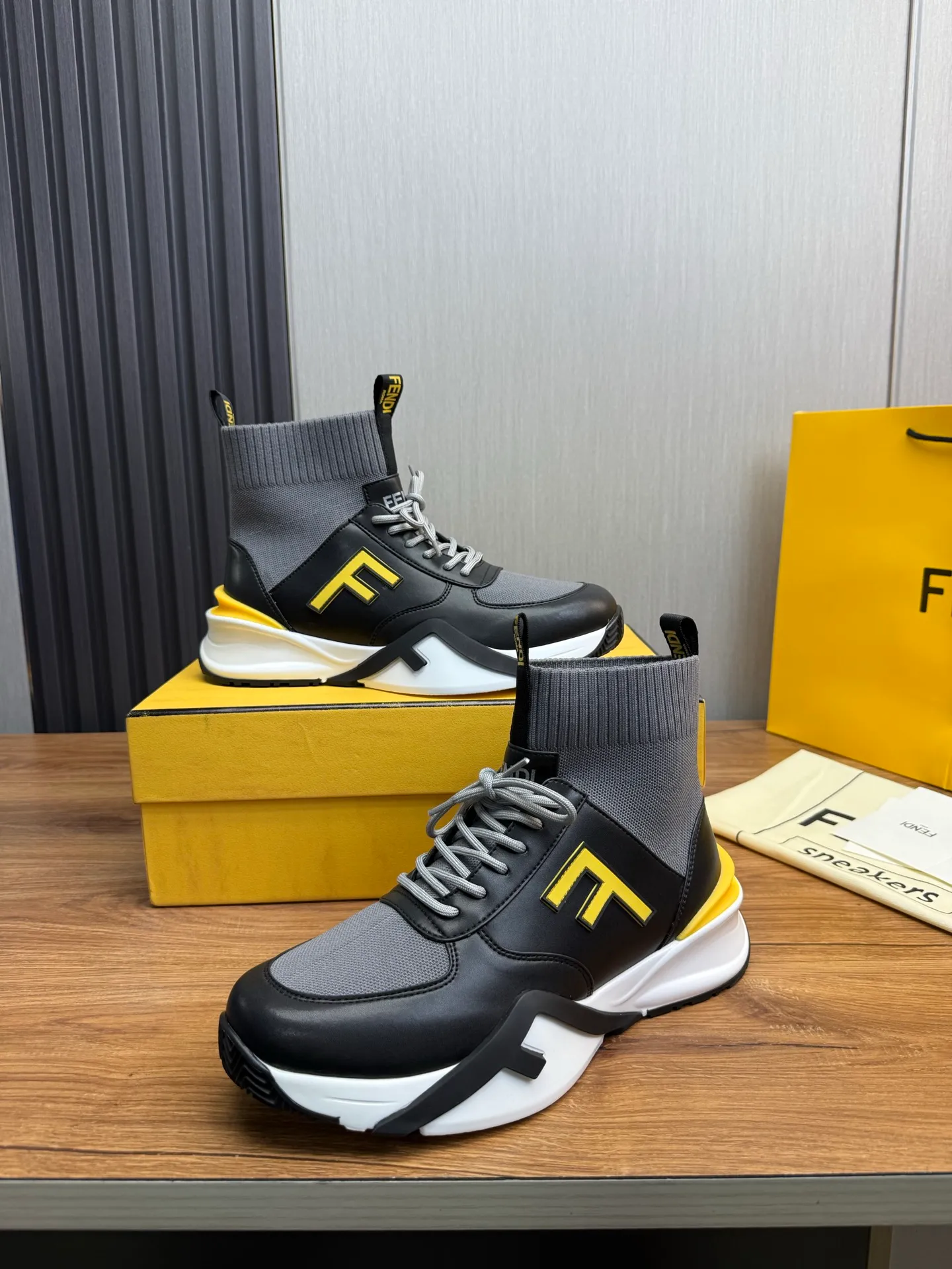 Men's men's shoes 💰560💰 Fendi [Fendi] hot style is on the market 🔥Fashionable casual men's shoes 🔱 Made of original brand fly knit fabric. Original cowhide + breathable mesh lining + sheepskin feet. Perfect shape and top quality, you deserve it 🔜Original rubber outsole, ultra-light, non-slip and wear-resistant 👣 Standard size 38-44